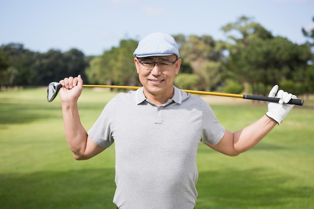 Ritratto del club di golf sicuro della tenuta dell'uomo