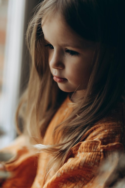 Ritratto del colpo alla testa della bambina sveglia che posa per la macchina fotografica