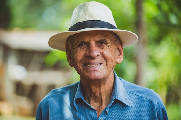 Ritratto del coltivatore maschio più anziano sorridente con il cappello