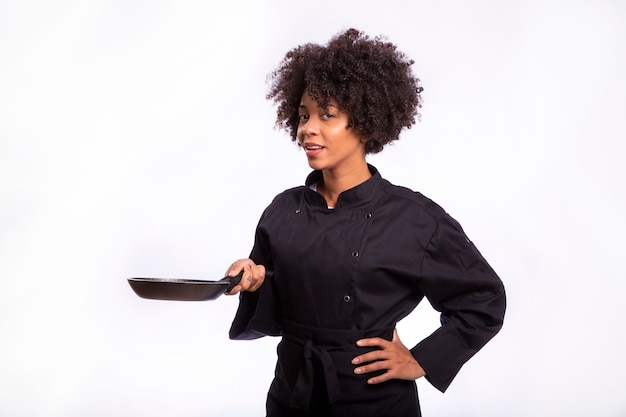 Ritratto del cuoco unico della donna che giudica una pentola isolata su fondo bianco