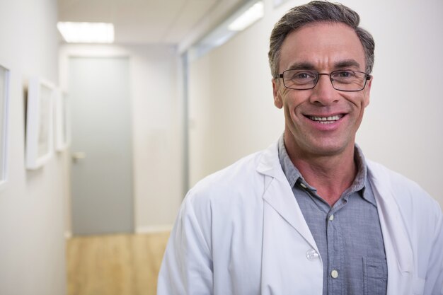 Ritratto del dentista sorridente che sta alla lobby