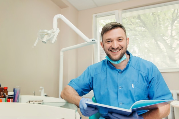 Ritratto del dentista sorridente nell'ufficio dentale