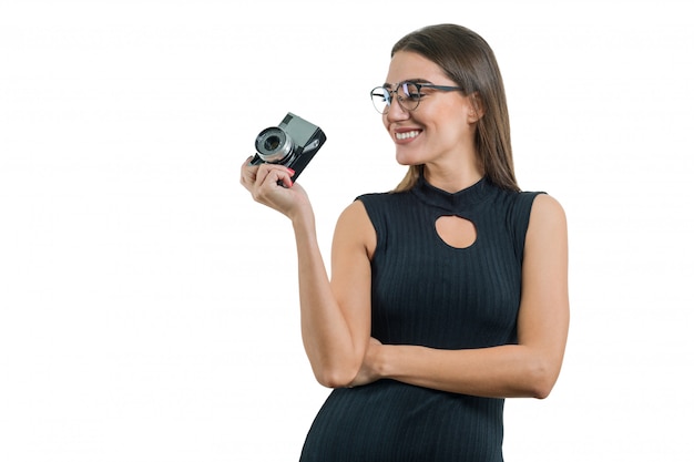 Ritratto del fotografo della donna con la retro macchina fotografica della foto