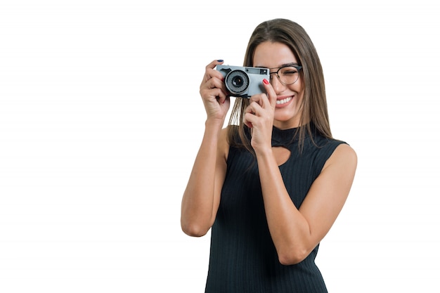 Ritratto del fotografo della donna con la retro macchina fotografica