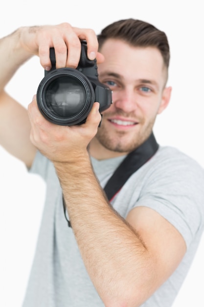 Ritratto del fotografo maschio con macchina fotografica