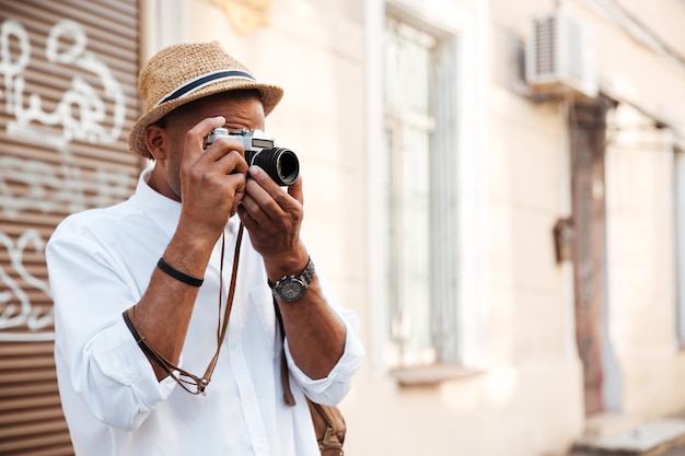 Ritratto del fotografo per strada con la fotocamera