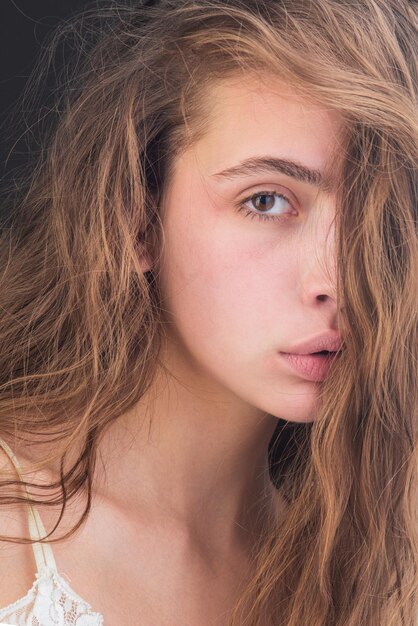 Ritratto del fronte della donna di bellezza in studio. Bella ragazza con pelle pulita, trucco naturale.