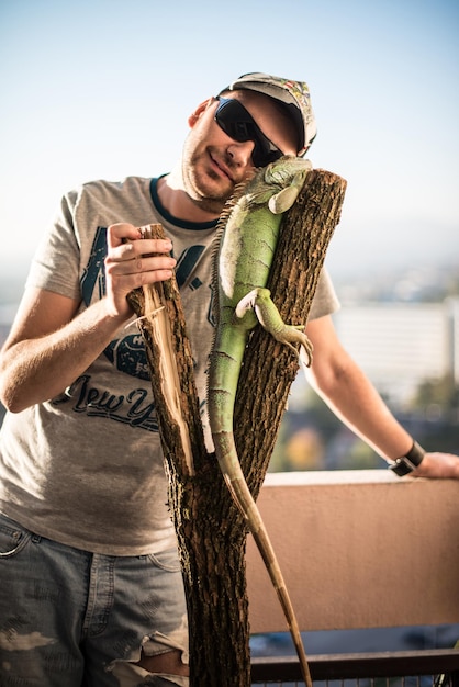 ritratto del giovane con l'iguana