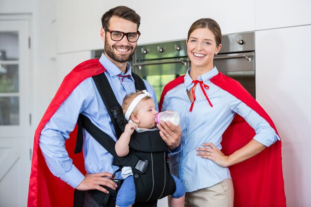 Ritratto del latte d'alimentazione del costume delle coppie alla figlia a casa