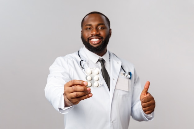 Ritratto del medico o del medico afroamericano in uniforme bianca.