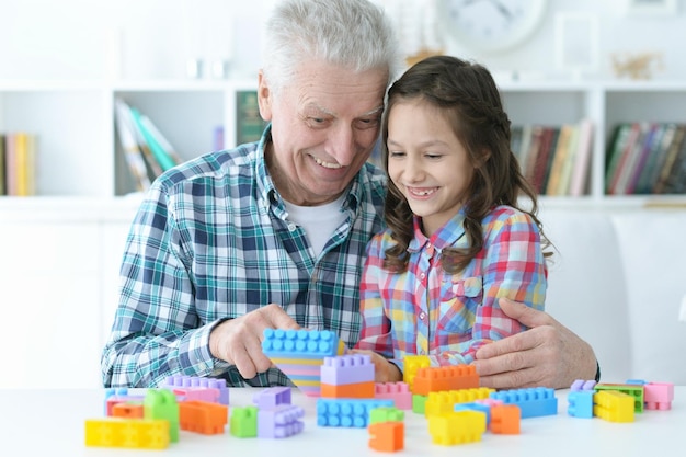 Ritratto del nonno che gioca con la sua nipotina