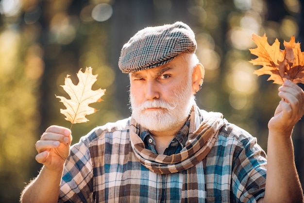 Ritratto del nonno dell'età dell'oro di un uomo anziano autunnale all'aperto ritratto di un bell'uomo anziano anziano...