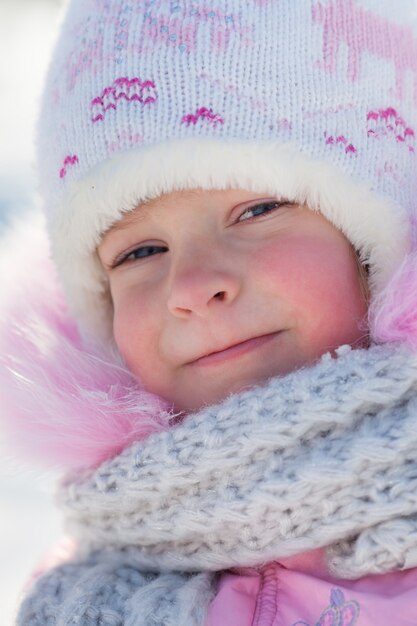 Ritratto del primo piano del bambino felice in inverno