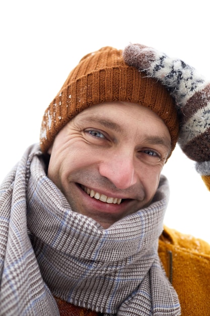 Ritratto del primo piano del giovane spensierato che sorride alla macchina fotografica in pov del selfie di inverno