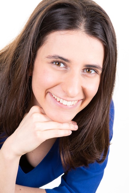 Ritratto del primo piano del grande sorriso della giovane donna, bello modello che posa nello studio sopra fondo bianco