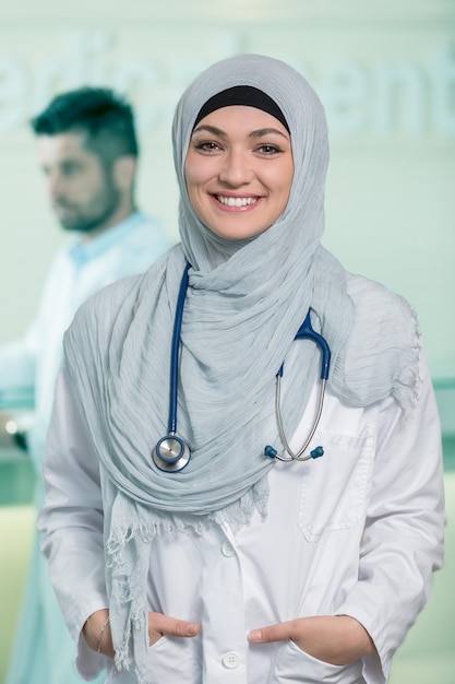 Ritratto del primo piano del medico femminile musulmano fiducioso sorridente amichevole