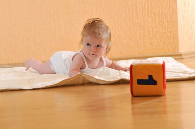 ritratto del primo piano dell'interno del piccolo bambino sveglio