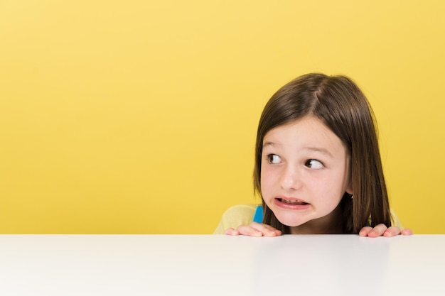 Ritratto del primo piano della bambina spaventata