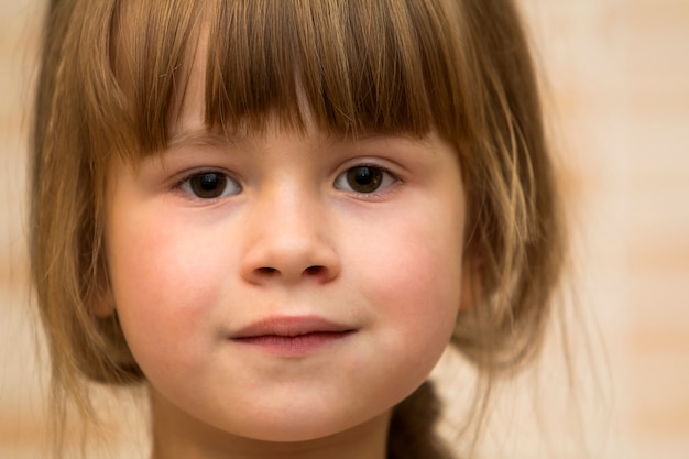 Ritratto del primo piano della bambina sveglia