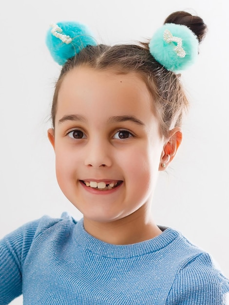 Ritratto del primo piano di bella bella attraente affascinante affascinante bambina allegra bambina con i panini alzando lo sguardo da parte sopra priorità bassa bianca.