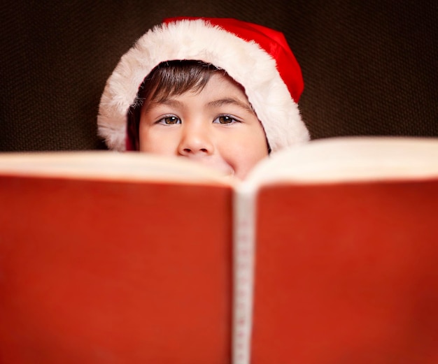 ritratto del primo piano di un bambino che legge un libro