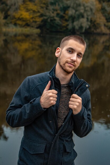 Ritratto del primo piano di un ragazzo su uno sfondo lago resto calmo