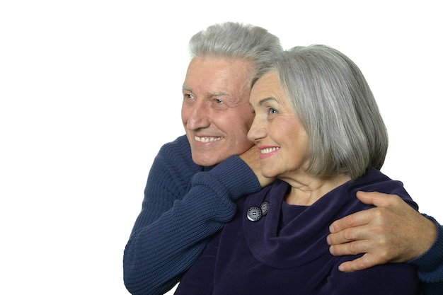 Ritratto del primo piano di una coppia senior felice su fondo bianco