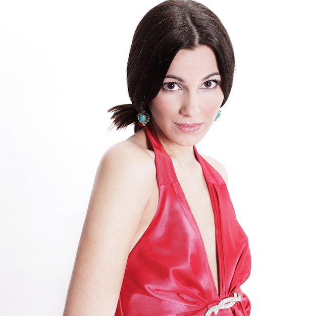 Ritratto del primo piano di una giovane donna in un vestito rosso