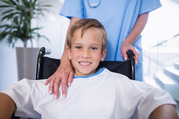 Ritratto del ragazzo disabile sorridente in sedia a rotelle