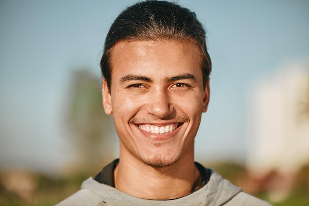 Ritratto del viso e sorriso di un uomo di forma fisica in natura pronto per iniziare l'esercizio fisico o l'allenamento Benessere sportivo e felice atleta maschio dal Canada con obiettivi di esercizio obiettivi e motivazione