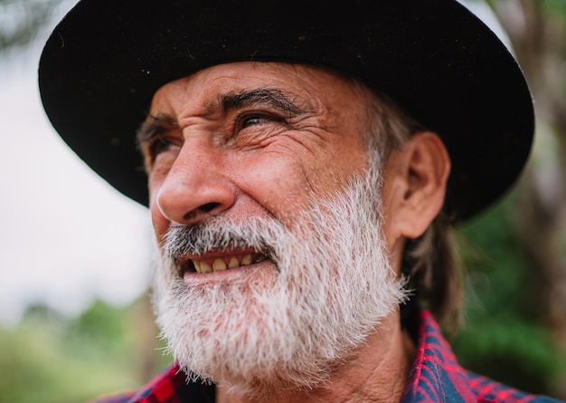 Ritratto dell'agricoltore brasiliano con la camicia casual nella fattoria