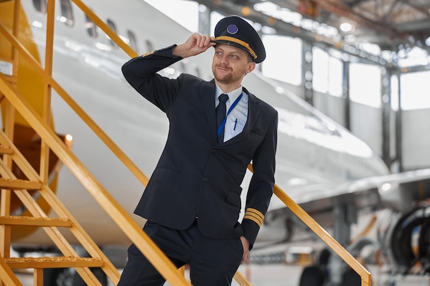 Ritratto dell'equipaggio dell'aereo nell'hangar del servizio tecnico