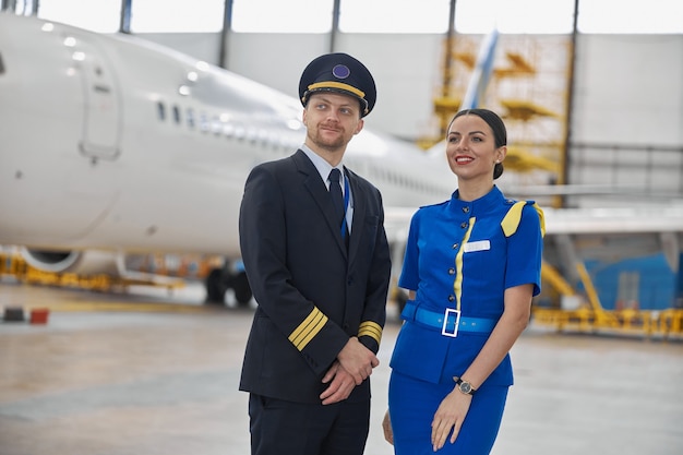 Ritratto dell'equipaggio dell'aereo nell'hangar del servizio tecnico