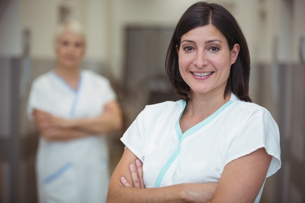 Ritratto dell'infermiera femminile che si leva in piedi in corridoio