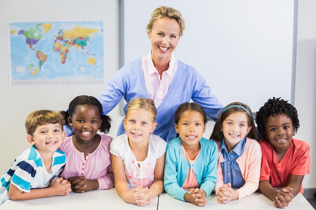 Ritratto dell'insegnante e dei bambini in aula