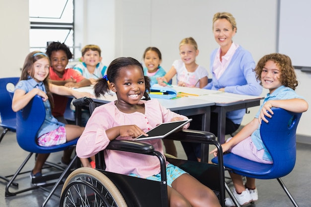 Ritratto dell'insegnante e dei bambini in aula