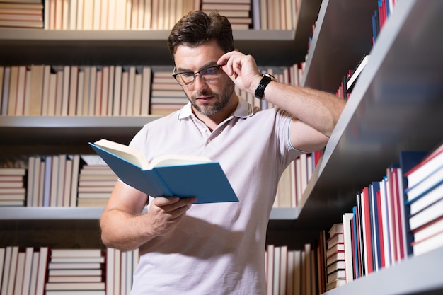 Ritratto dell'insegnante nell'aula della biblioteca insegnante bello nell'insegnante di giorno degli insegnanti della biblioteca dell'università