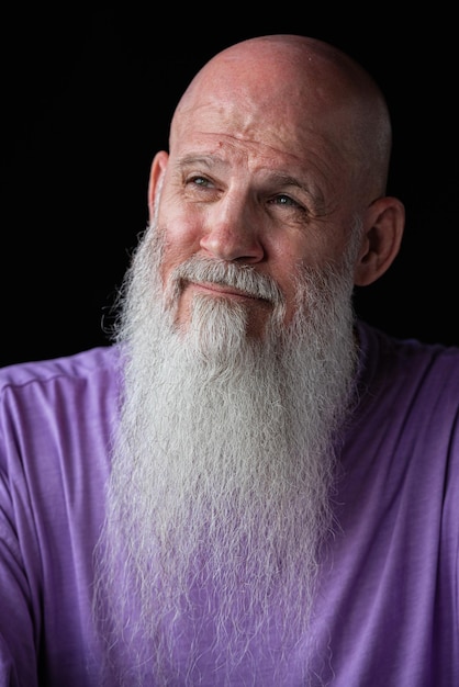 Ritratto dell'uomo con la barba grigia lunga che indossa il primo piano della maglietta viola