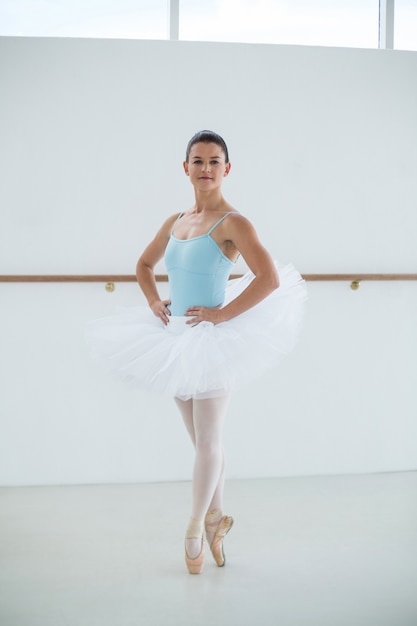 Ritratto della ballerina che pratica ballo di balletto