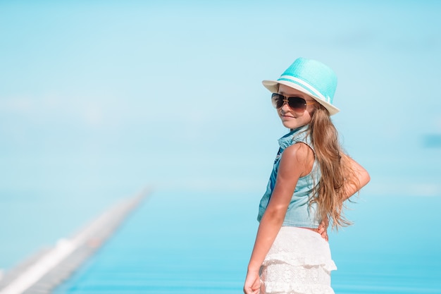 Ritratto della bambina adorabile alla spiaggia durante le vacanze estive