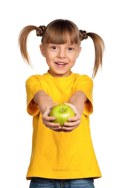 Ritratto della bambina felice con la mela isolata su fondo bianco