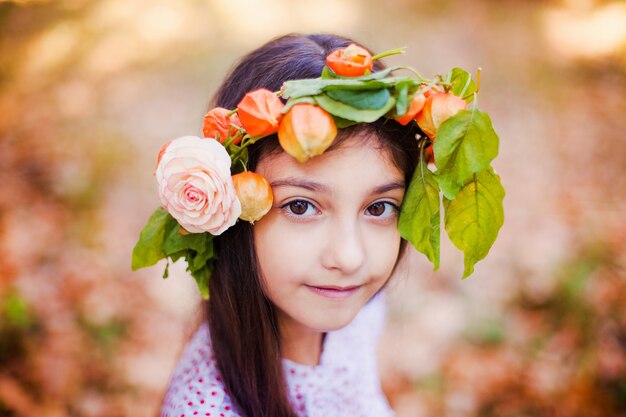 Ritratto della bambina nel parco di autunno