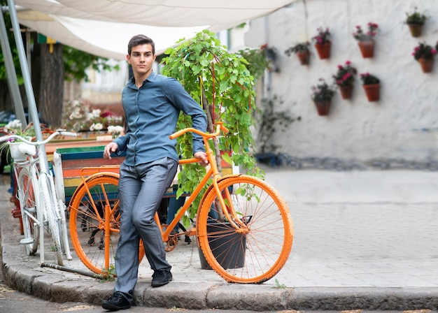 Ritratto della bella giovinezza davanti al caffè di strada