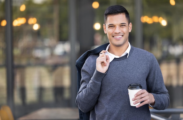 Ritratto della città pausa caffè e felice uomo d'affari che cammina sorridendo e durante il viaggio nella città urbana di New York Mockup dipendente tè e relax lavoratore agente o persona al mattino per recarsi all'edificio degli uffici