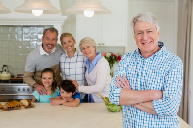 Ritratto della famiglia felice che sta nella cucina