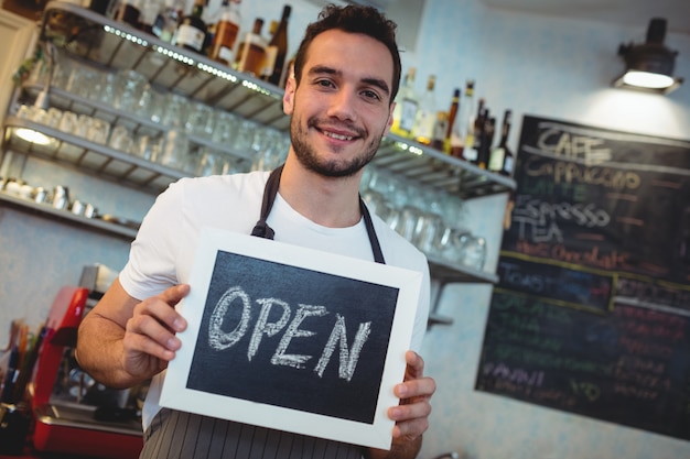 Ritratto della lavagna sicura della tenuta di barista al self-service