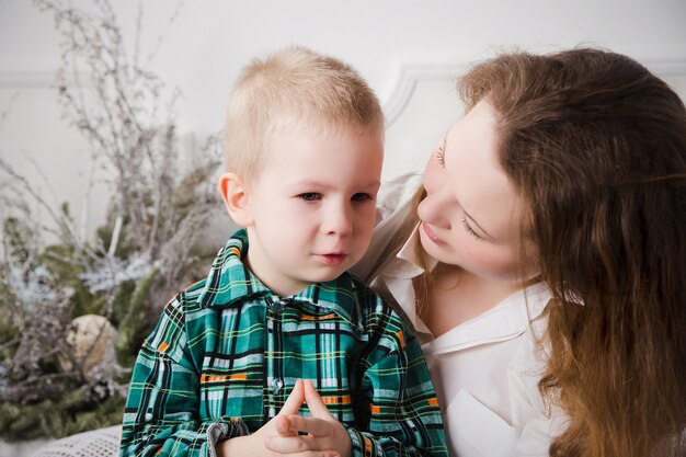 Ritratto della madre e del suo piccolo figlio triste