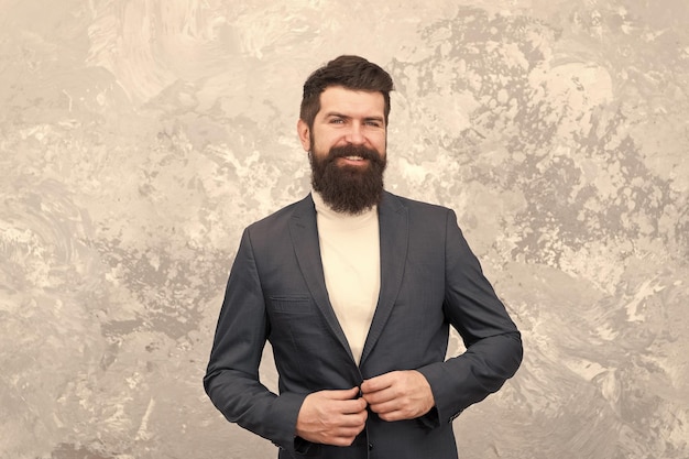 Ritratto della mascolinità vita moderna moda maschile uomo d'affari maturo hipster barbuto brutale in abito formale sarto o stilista elegante uomo con barba tempo per un nuovo taglio di capelli essere moderno