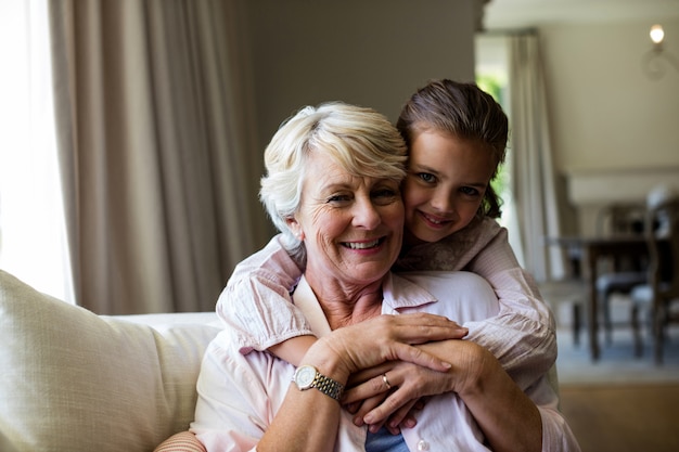 Ritratto della nipote che abbraccia sua nonna