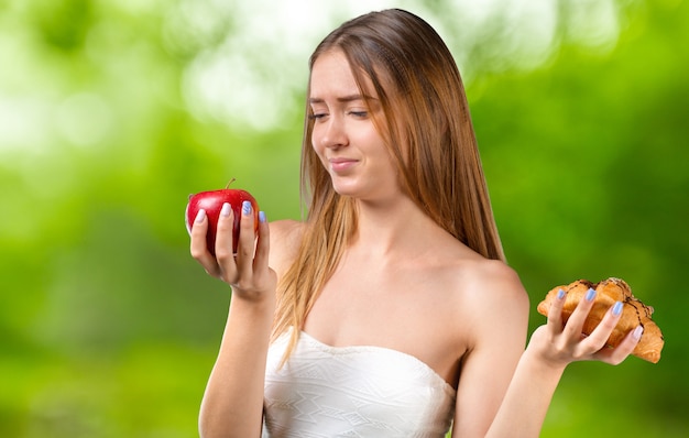 Ritratto della ragazza con la mela rossa isolata